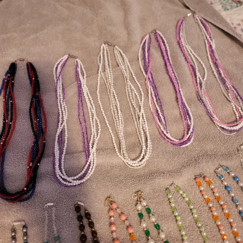 36 Ct Mixed Beaded Necklace Lot - Assorted Colors - Picture 8 of 8